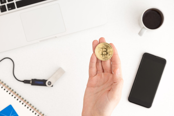 Goldmünze mit einem Bitcoin-Symbol.
