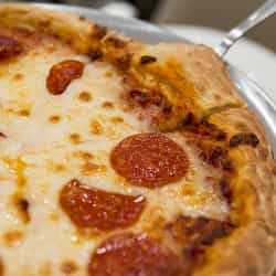 Een pizzabingo-inzamelingsavond is het perfecte idee voor fondsenwerving voor scholen.