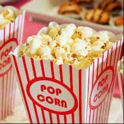 Verkoop popcorn als een manier om geld in te zamelen voor uw doel.