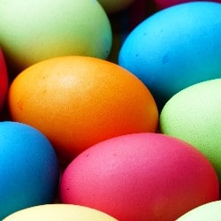 Organizați o vânătoare de ouă de Paște ca idee de strângere de fonduri pentru familii.