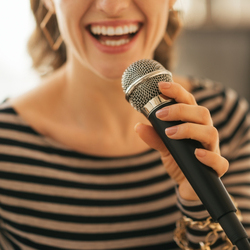 Håll en karaokekväll online för en unik idé om virtuell insamling.