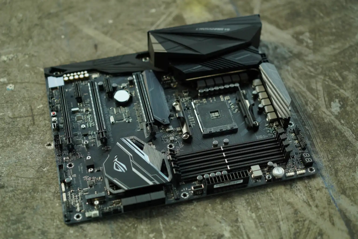 कंक्रीट के फर्श पर AMD AM4 X370 मदरबोर्ड