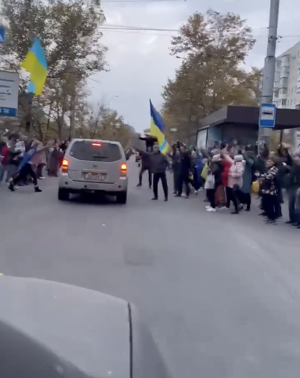 La folla accoglie truppe speciali a Kherson libera, novembre 2022