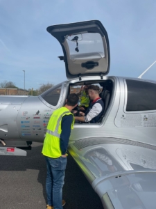 Una visita voladora de Diamondo Earthrounding promoviendo la aviación sostenible