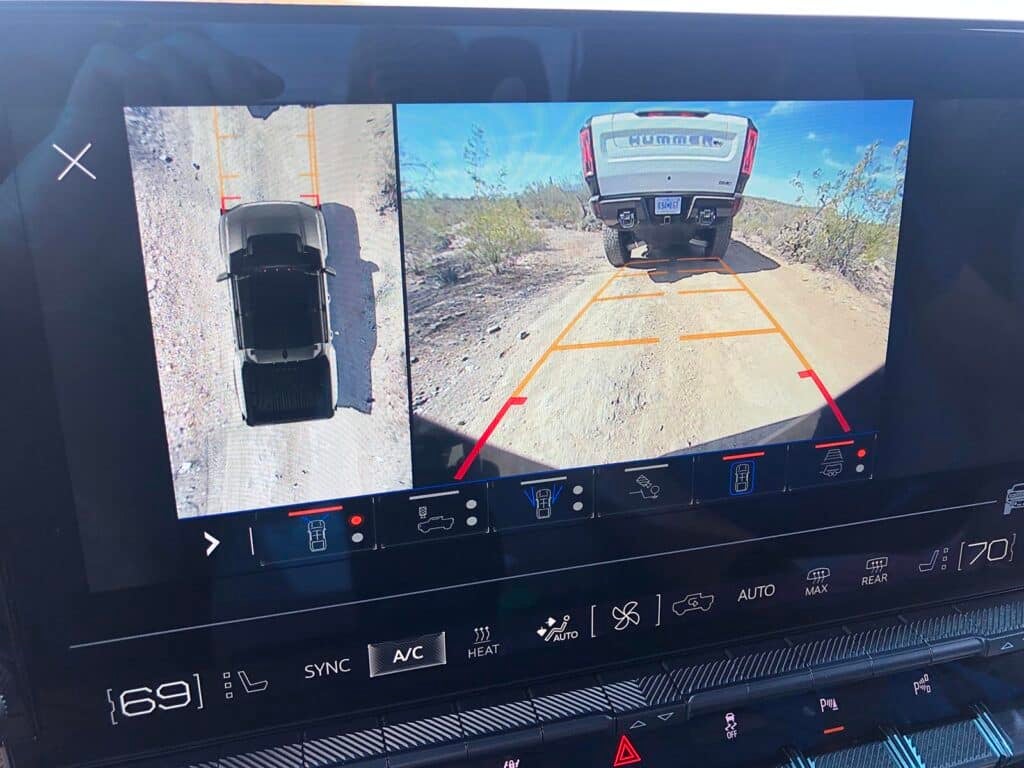 2022 GMC Hummer EV - màn hình camera