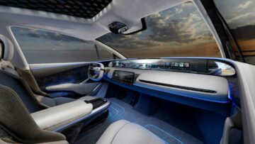 Aehra SUV Interior Reveal montre un affichage numérique télescopique massif