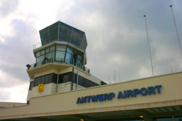 يجب ألا يغلق مطار أنتويرب وقد يستمر في النمو ، وإن كان ذلك مع الإعانات الفلمنكية