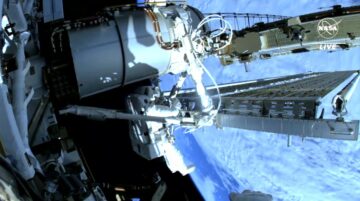 Astronauter udfolder sin fjerde udrulning af solcellepanel uden for den internationale rumstation