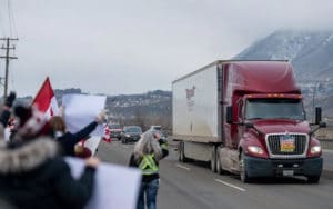 캐나다의 의무적인 Covid 예방 접종에 반대하는 반정부 "Freedom Convoy" 크라우드 펀딩