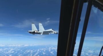 'Farligt' tæt: Video viser et kinesisk jetfly summende amerikansk spionfly