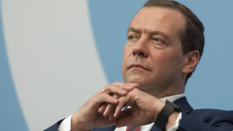 Le dollar perd face aux monnaies numériques en 2023, déclare l'ancien président russe Medvedev