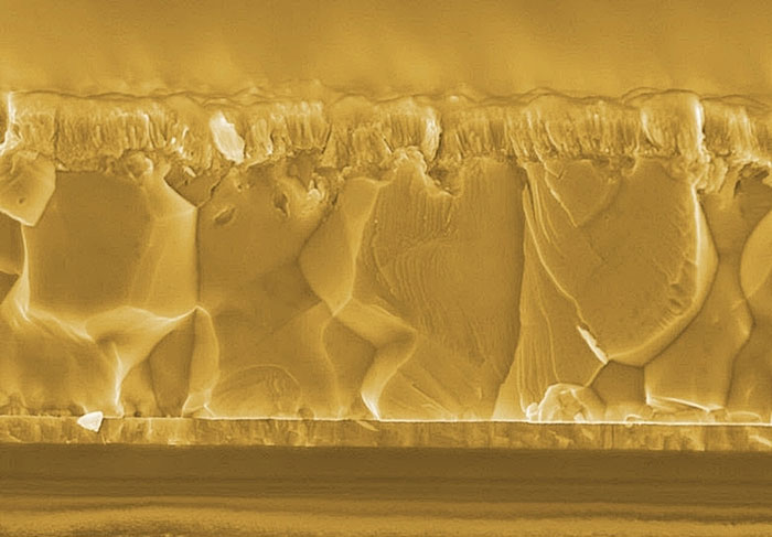 Bifacial CIGS شمسی خلیات بہت پتلی تہوں پر مشتمل ہوتے ہیں، فعال مواد کے لیے مجموعی طور پر صرف 3µm۔ ایک شفاف برقی رابطے کے اوپر جمع، CIGS پولی کرسٹل لائن روشنی کو سامنے اور پیچھے دونوں طرف سے جذب کرتی ہے۔ (بشکریہ EMPA۔)