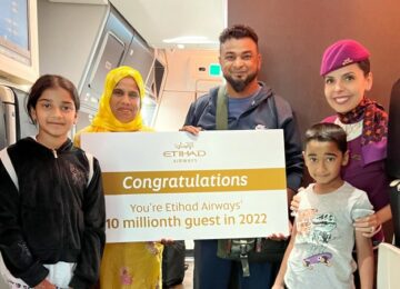 Etihad Airways viert het vliegen van de 10 miljoenste passagier in 2022
