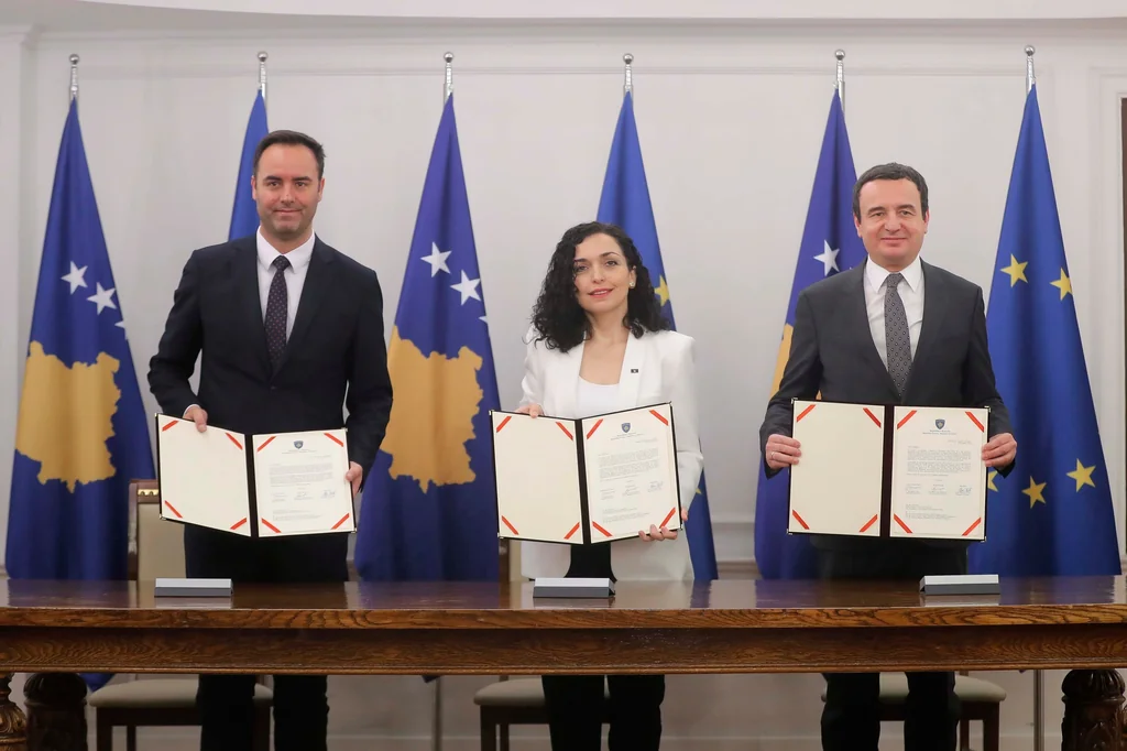 Kosovo ansøger om at blive medlem af EU. Parlamentets formand til venstre, præsident i midten og premierminister til højre.