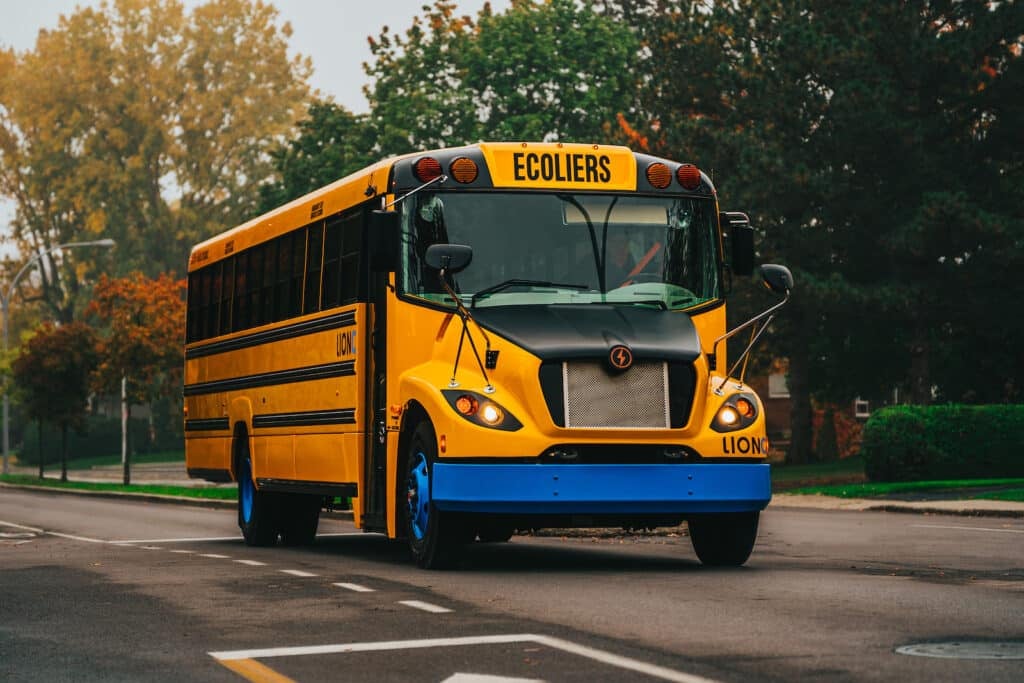 LionC sähköinen koulubussi ajaa REL