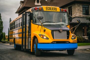 Xe buýt điện đầu tiên của trường học được cung cấp theo chương trình tài trợ EPA trị giá 5 tỷ đô la