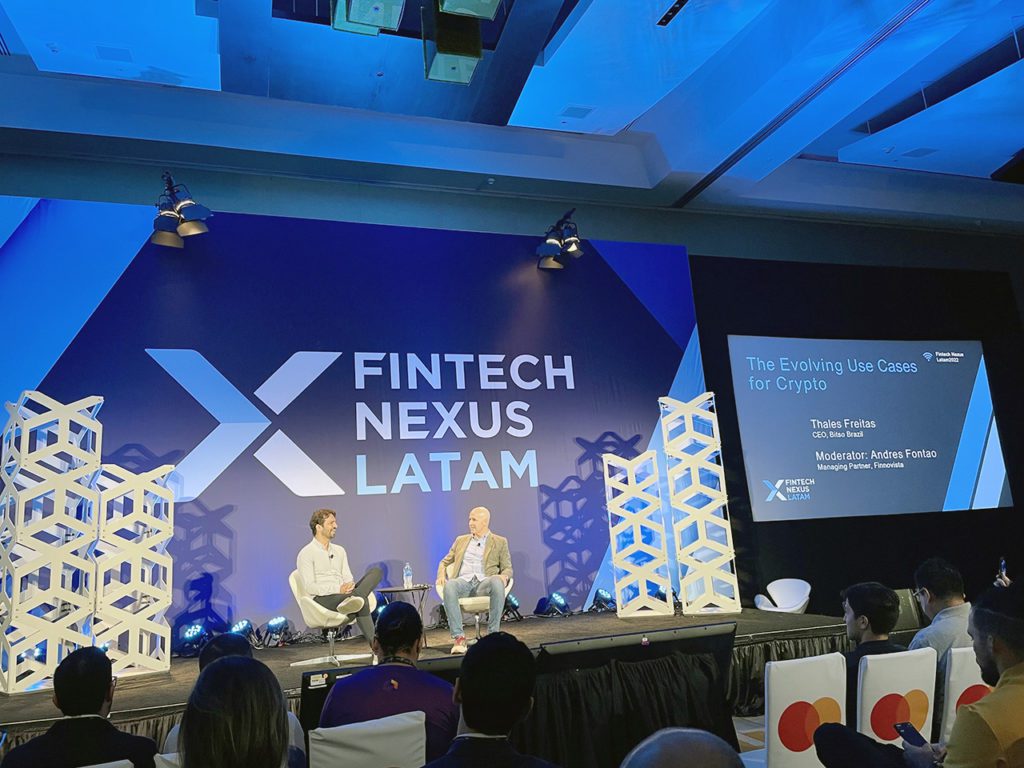 Thales Freitas, solda, Bitso Brezilya moderatör Andres Fontao, Finnovista ile 2022 Aralık 13'de Miami'de düzenlenen Fintech Nexus LatAm 2022'deki oturumları sırasında.