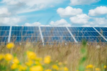 Low Carbon saavuttaa taloudelliset päätökset 230 miljoonan punnan rahoitusjärjestelystä NatWestin, Lloyds Bankin ja AIB:n kanssa rakentaakseen 1 GW aurinkosähkökapasiteettia