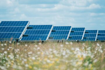 Rendah Karbon untuk membangun tiga ladang surya skala besar, menggunakan pembiayaan yang difasilitasi oleh NatWest, Lloyds Bank, dan AIB