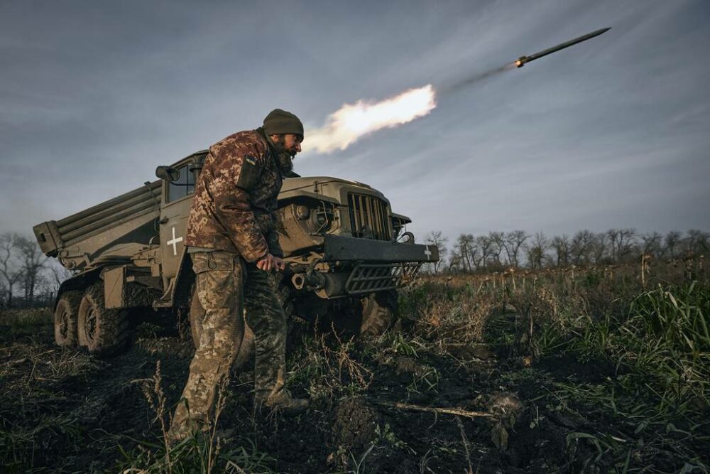 군 당국자들은 훈련에서 새로운 교훈을 얻기 위해 우크라이나 전쟁을 바라봅니다.