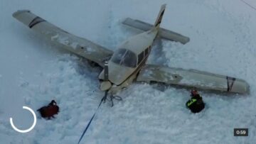 一架小型运动飞机奇迹般地紧急降落在多洛米蒂山