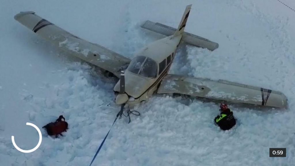Atterrissage d'urgence miraculeux d'un petit avion de sport dans les Dolomites