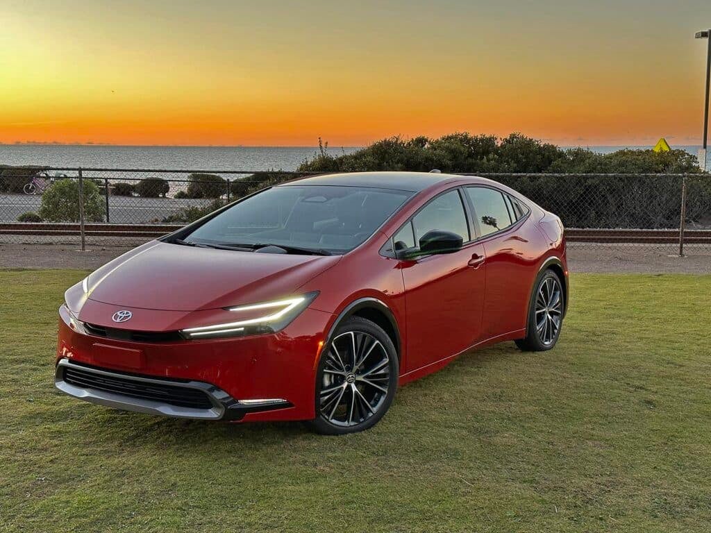 2023 Toyota Prius - voorkant 3-4 w zonsondergang