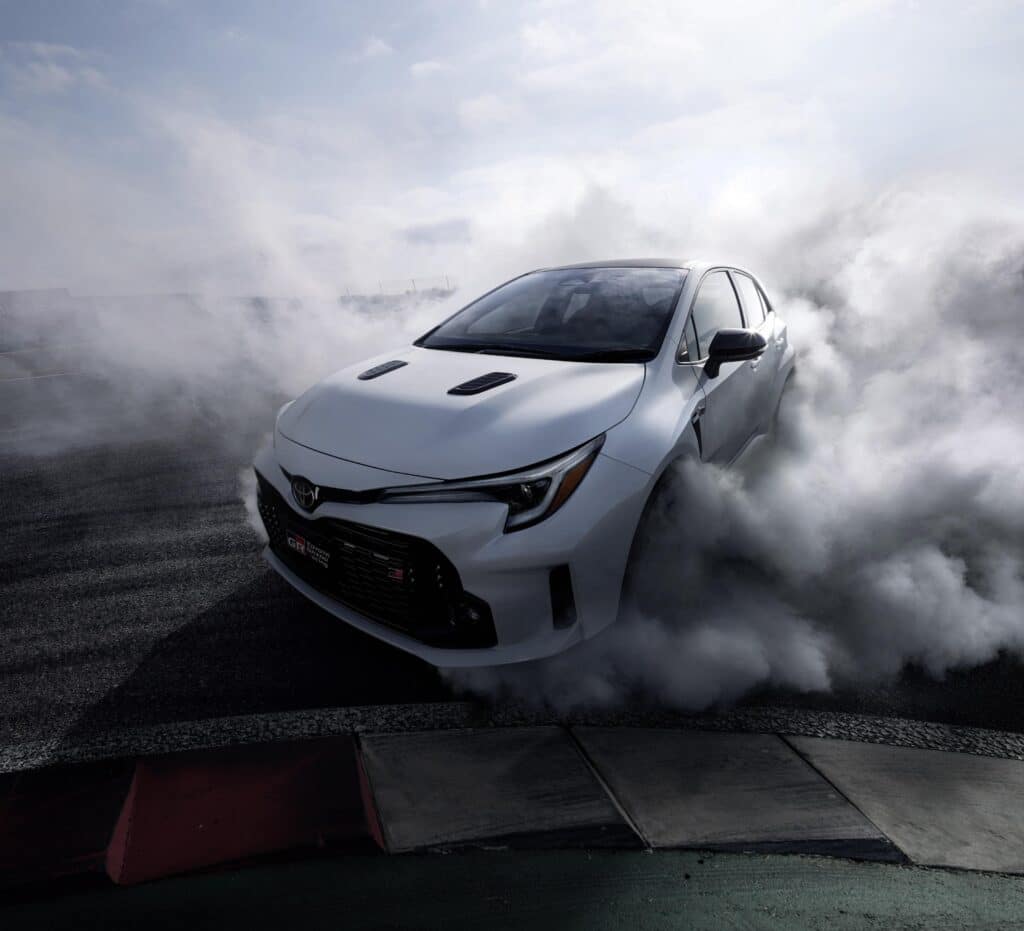 2023 Toyota GR Corolla Circuit Edition - edessä 3-4 savua