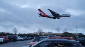 Penumpang Qantas yang terdampar di Baku tiba di London untuk merayakan Natal