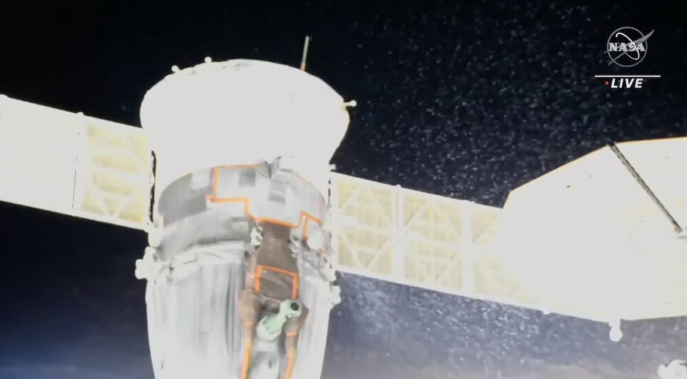 रूसी इंजीनियर सोयुज चालक दल के अंतरिक्ष यान से रिसाव का आकलन कर रहे हैं
