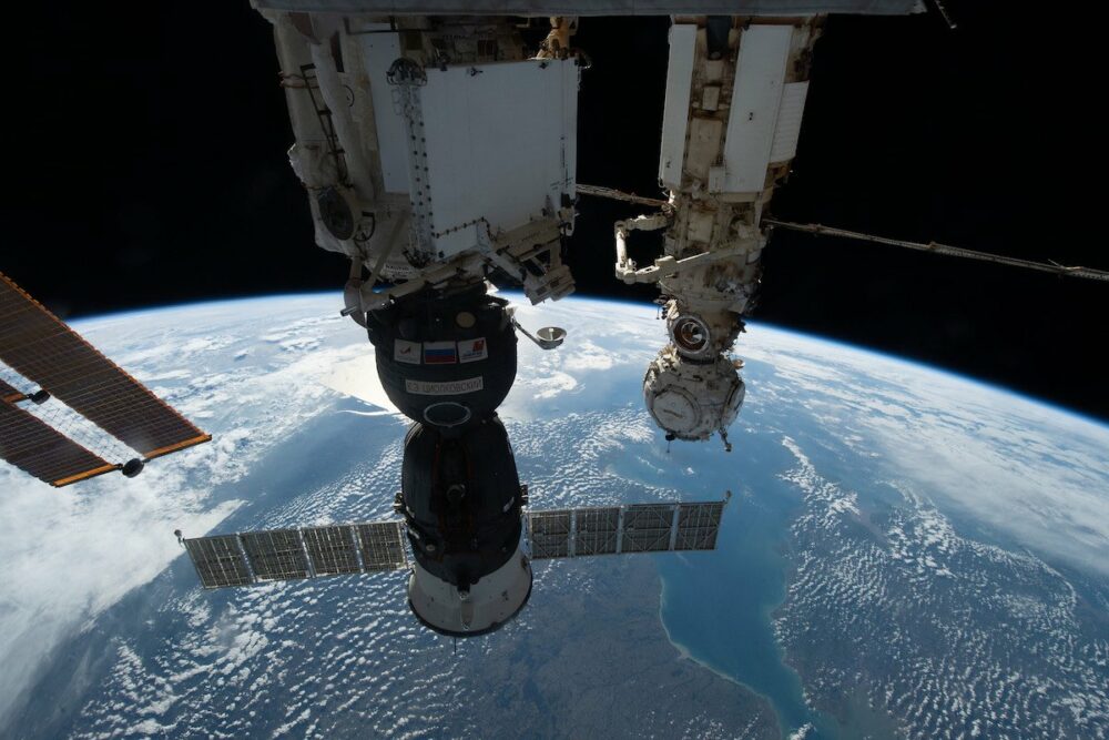 रूसी अंतरिक्ष स्टेशन पर डॉक किए गए क्षतिग्रस्त सोयुज की उड़ान योग्यता का आकलन करते हैं