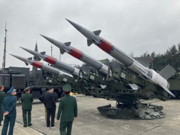 参观越南首届国防博览会上展出的武器