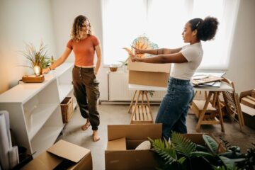 क्या मुझे अपना घर किराए पर देना चाहिए या बेचना चाहिए? निर्णय लेने से पहले आपको क्या पता होना चाहिए (2022)