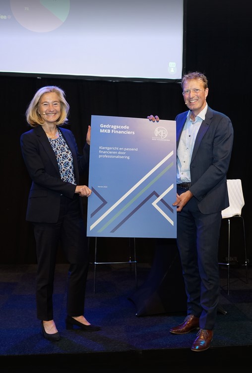 Kleverlaan consegna il nuovo codice di condotta per i finanziatori delle PMI al ministro olandese dell'economia e del clima, Micky Adriaansens