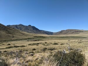 Pobieranie próbek gleby na nierównych łąkach Patagonii