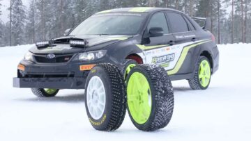 اسٹڈیڈ ٹائر کمپاریو WRC ریلی ٹائر کے ساتھ ناقابل یقین برف کی گرفت دکھاتا ہے۔