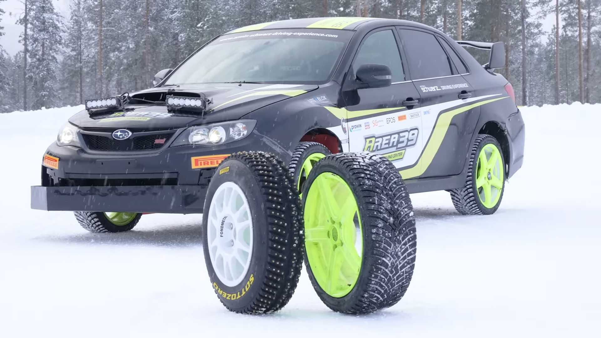 Comparo de pneus cravejados mostra aderência ao gelo inacreditável com pneus WRC Rally