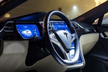 L'autista di Tesla incolpa il software di guida completamente autonomo per l'accumulo di otto auto nel Giorno del Ringraziamento