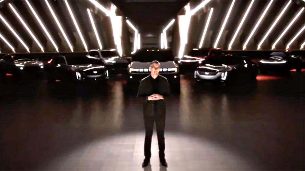 Исполнительный вице-президент GM по дизайну Майкл Симко с электромобилями GM