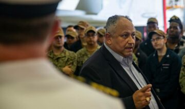 Le secrétaire de la marine américaine parle de drones, de la taille de la flotte et de la sécurité sud-américaine