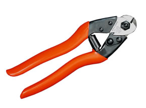 Za kabel uporabljajte nože za rezanje kablov, ne nož