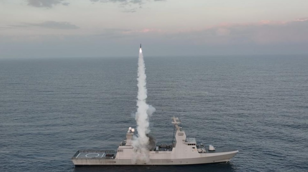 이스라엘이 바다에서 미사일 바락 무기를 시험하는 것을 지켜보십시오.