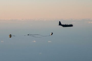 Kijk hoe dit vrachtvliegtuig van de Amerikaanse luchtmacht een kruisraket lanceert in Noorwegen