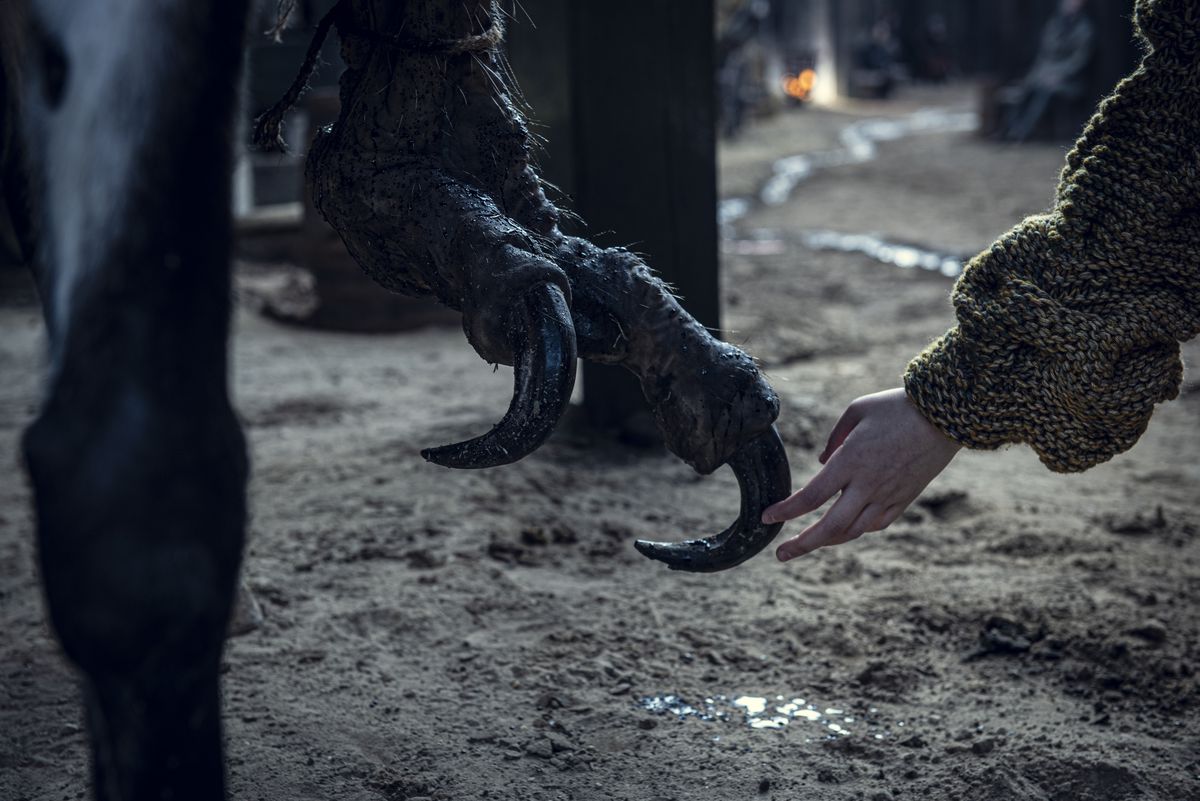 ένα ανθρώπινο χέρι και ένα πόδι με νύχια με δύο δάχτυλα φτάνουν το ένα προς το άλλο στο The Witcher