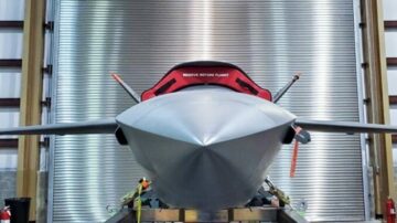 XQ-58 Valkyrie UAV levereras till Eglin AFB när Kratos flyger förbättrad block 2-variant