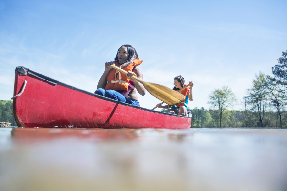 to venner, der sejler i kano på Chattahoochee-floden