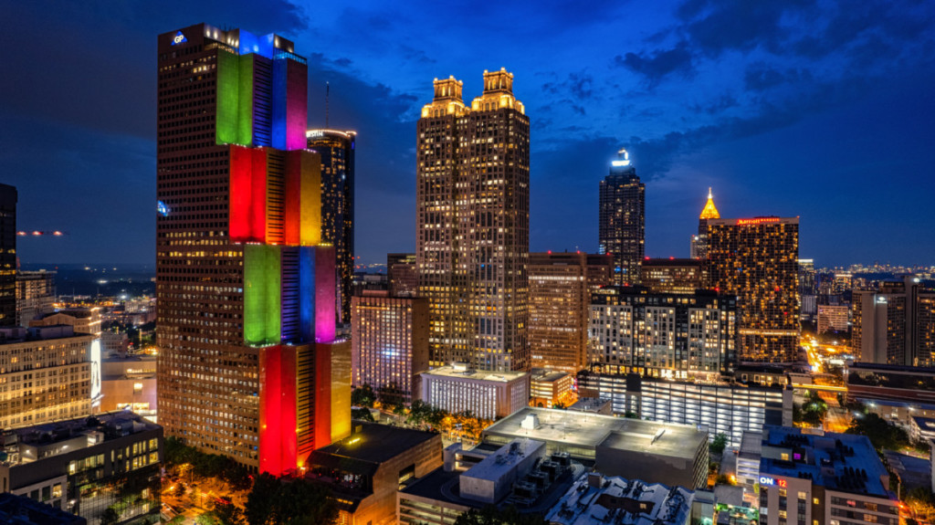 Onur ayı boyunca aydınlatılan Atlanta binası