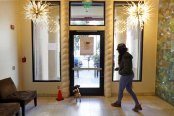 Rok po otwarciu 600 pokoi dla niezamieszkałych mieszkańców Los Angeles, Cecil Hotel jest nadal w większości pusty. Dlatego