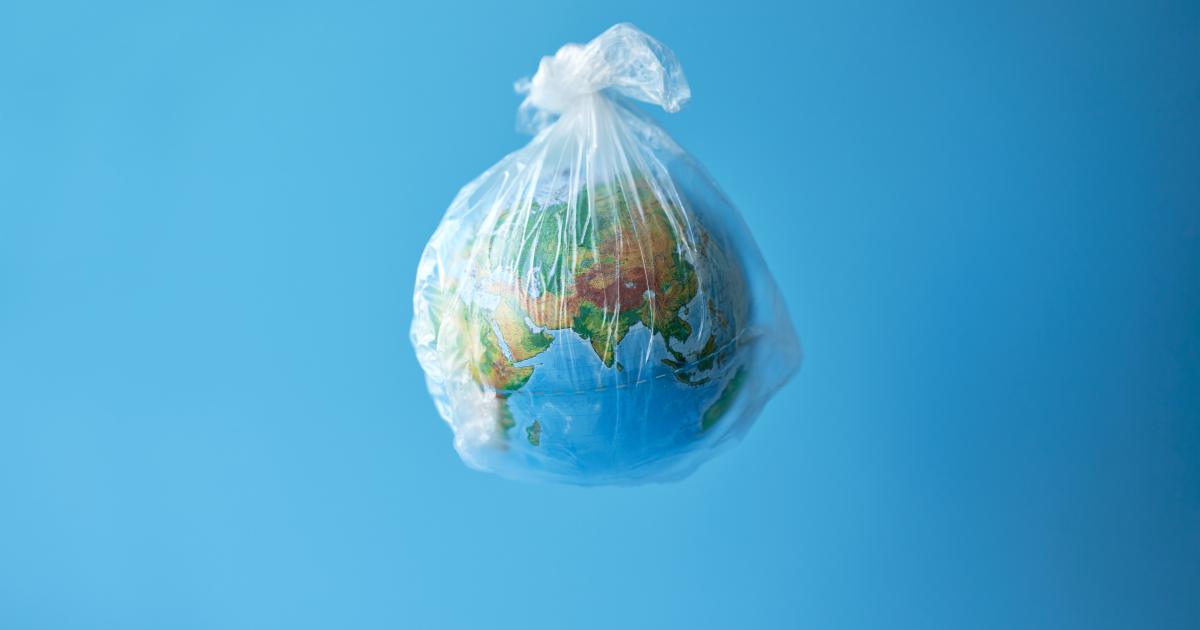 Ambiciozna globalna pogodba je ključni korak pri reševanju plastične krize