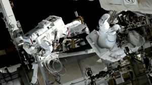 Astronauten absolvieren einen Weltraumspaziergang, um sich auf neue ISS-Solaranlagen vorzubereiten